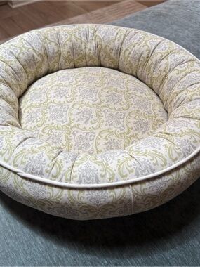 Boutique Round Decorative Pet Bed in Green and Cream